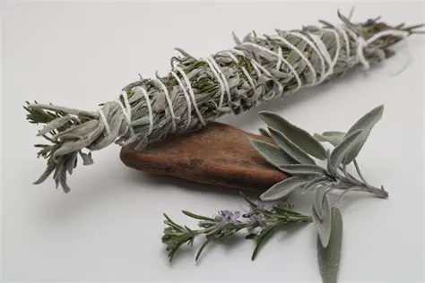 Atado de romero para limpieza suave