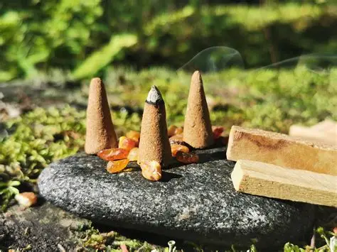 Conos de incienso en porta estable