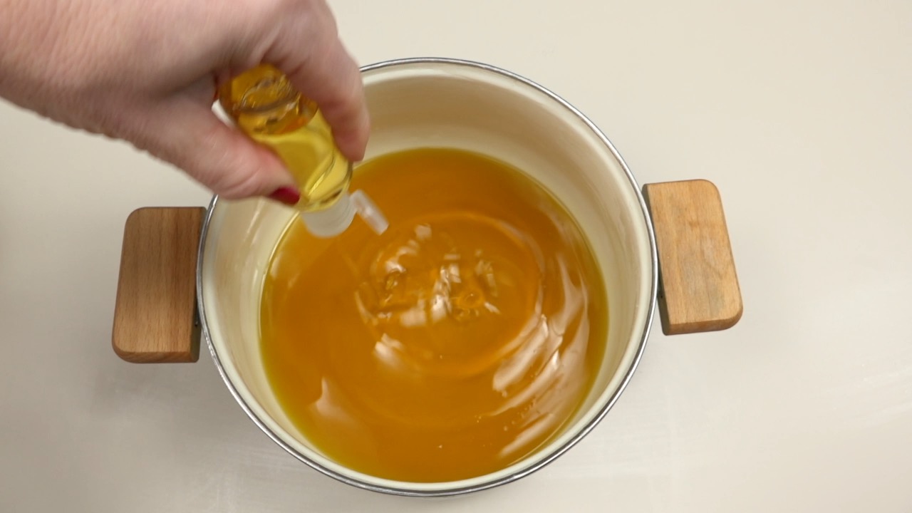 Añadir aromas a la cera de abeja a 65–70 °C