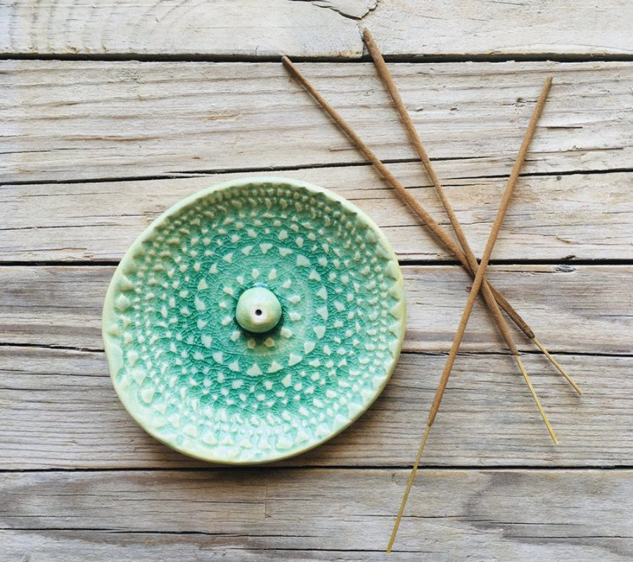 Palitos de incienso natural sobre porta de cerámica